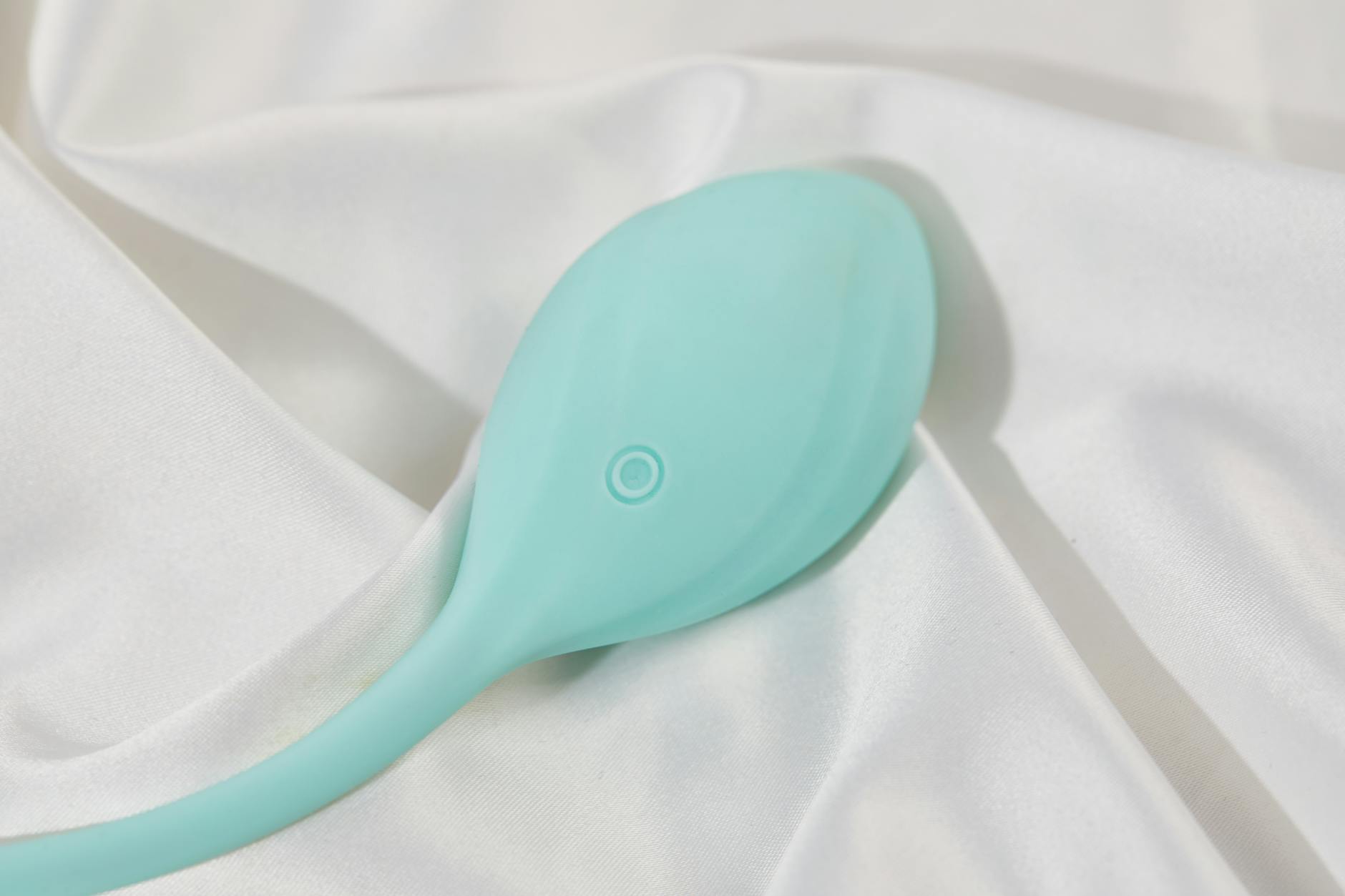 Um vibrador de limão elegante em tecido branco de seda suave