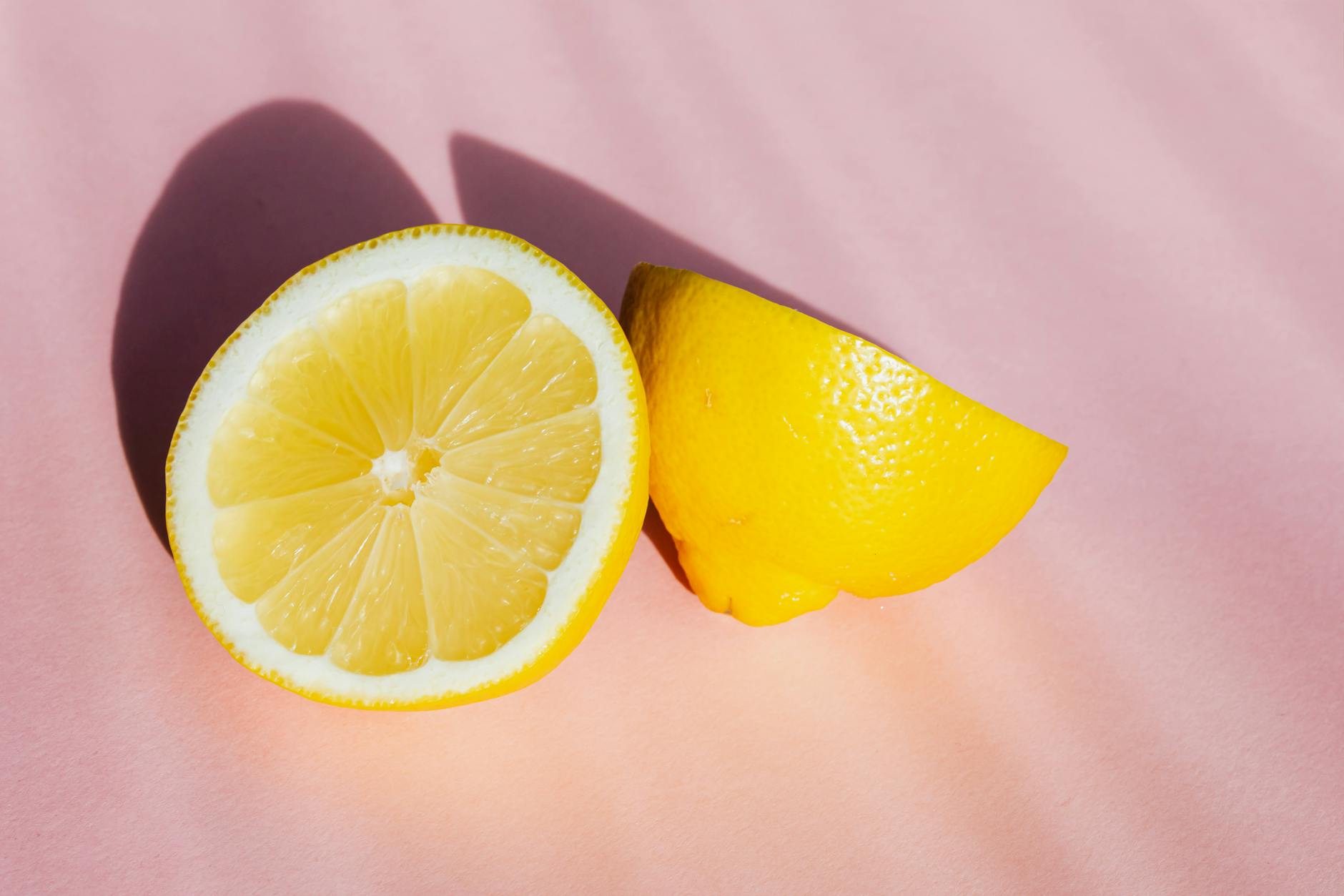 Vibrador de silicone amarelo cercado por bananas descascadas em fundo amarelo